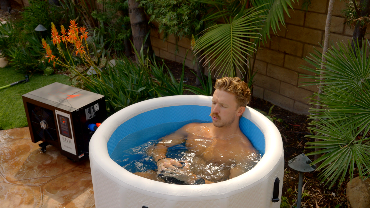 RevX Inflatable Barrel Cold Plunge with Steps – Portable Ice Bath Tub